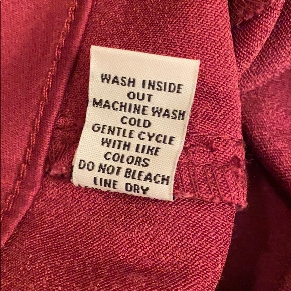 ✨3/ $25✨ Burgundy high waisted shorts - Picture 4 of 4